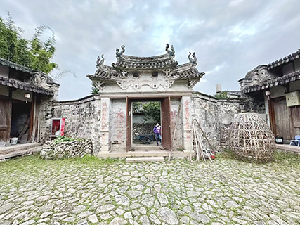 芙蓉村最大特點就是由鵝卵石鋪成的道路,雖古樸,但走路並不舒服。