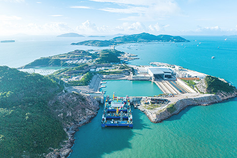 ◎ 「一航津安1」號沉管運輸安裝一體船拖帶E23管節和最終接頭從珠海桂山島啟航,前往沉放水域(六月八日攝,無人機照片)。六月十一日凌晨,國家重大工程深中通道海底沉管隧道最終接頭從E23管節順利推出,與E24管節成功實現精準對接,標誌著世界最長最寬鋼殼沉管隧道正式合龍。(新華社發)