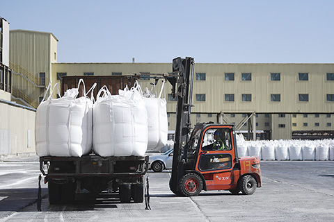 2022年4月1日,在青海鹽湖工業股份有限公司鉀肥分公司貨場,車輛在裝運鉀肥。 (新華社記者 王浡 攝)