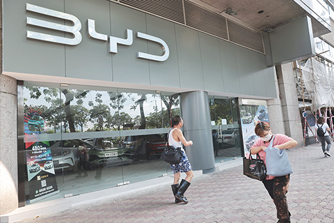 ◎ 汽車生產商「比亞迪」三間位於灣仔、尖沙咀及元朗的陳列室及天水圍的維修中心,六月十二日凌晨,分別被淋紅油及撞閘,案件列作刑事毀壞。警方不排除四宗刑事毀壞同屬一個不法集團所為,犯案動機仍有待調查。圖為比亞迪灣仔陳列室當日停業。(香港中通社記者 謝光磊 攝)