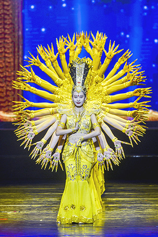 ◎ 中國殘疾人藝術團音樂舞蹈詩《我的夢》公益巡演日前在烏魯木齊市藝術劇院舉行。圖為聽障舞者表演舞蹈《千手觀音》。(中新社記者 劉新 攝)