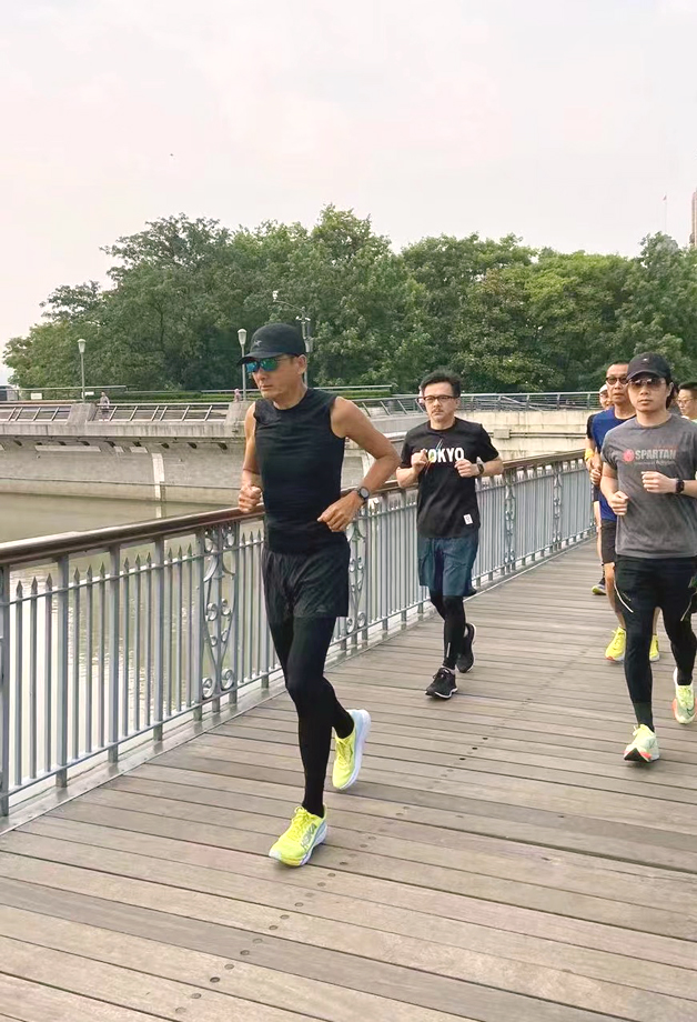 ◎ 經理人浩東帖子:前兩天和發哥在上海外灘晨跑,我居然沒跑過年近七十歲的發哥,而且我大腿肌肉酸痛感到現在還未消失,發哥的自律能力真的非常强大,幾十年如一日,再次祝願發哥的新電影《别叫我賭神》票房大賣!