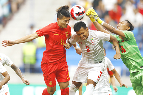 ◎ 六月十六日,中國隊功臣林良銘(紅衣)在比賽中爭頂頭球(中新社記者 富田 攝)