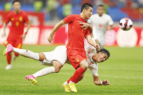 ◎ 六月十六日,梅開二度的武磊(紅衣)在比賽中。(中新社記者 富田 攝)
