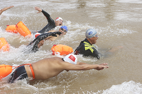 ◎ 搶渡黃河極限挑戰賽參賽選手試水。(中新社記者張添福 攝)