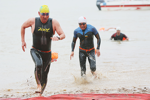 ◎ 搶渡黃河極限挑戰賽參賽選手參加初賽。(中新社記者張添福 攝)