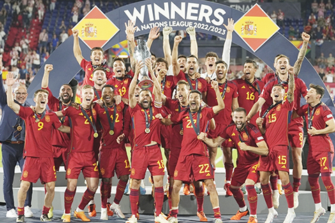 ◎ 西班牙國足昨晨在荷蘭,奪得歐國聯錦標,目前已集世界盃、歐國盃三大盃於一身。(美聯社)