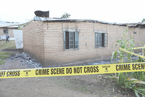 ◎ 烏干達西部靠近剛果(金)的邊境小鎮姆蓬德韋一所中學六月十六日晚遭烏干達反政府武裝「民主同盟軍」襲擊,導致超過四十人遇難,總統約韋里.卡古塔.穆塞韋尼十八日下令在西部地區部署更多部隊。圖為十八日,在烏干達西部小鎮姆蓬德韋拍攝的在襲擊中被燒燬的學生宿舍。(新華社)