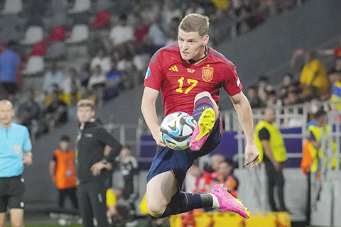 ◎ U21歐國足球賽西班牙隊三比0大勝羅馬尼亞隊圖為替西班牙隊埋齋,射入第三球的高美斯在爭搶。(美聯社)