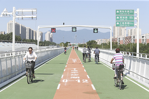 2019年5月31日,北京首條自行車專用路開通,民眾騎行上路。(中新社記者 賈天勇 攝)