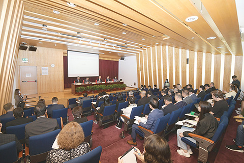 ◎ 特區政府官員昨日到立法會就修改《行政長官選舉法》及《澳門特別行政區立法會選舉法》舉行第三場公開諮詢會。