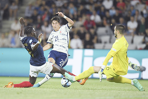 ◎ 在羅馬尼亞舉行的青年歐國盃小組賽,法國隊二比一戰勝意大利。圖為意方米列迪(中)射門不果。(美聯社)