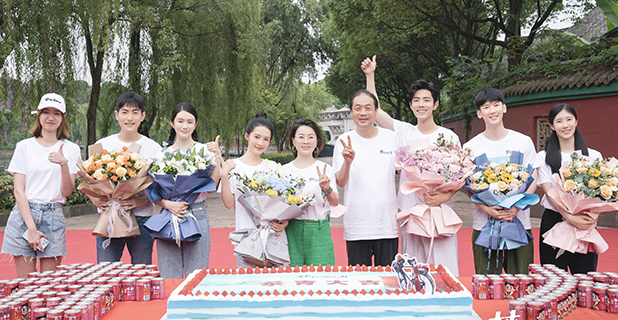 劇組殺青大吉切蛋糕合影。