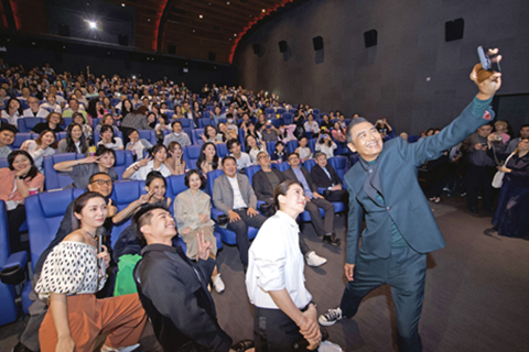 ◎ 發哥與在場觀眾自拍合照。