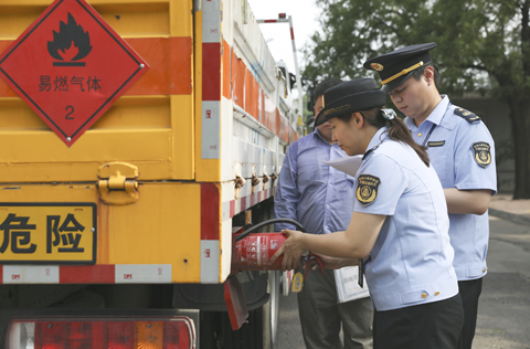 ◎ 六月二十五日,北京市交通委海澱運輸管理分局執法人員檢查北京市液化石油氣有限公司營運車輛隨車安全應急器材設備。近期,北京市交通委針對全市二百三十二家危險貨物運輸企業開展全覆蓋安全檢查,全面排查整治各類安全風險隱患。(中新社記者 趙隽 攝)