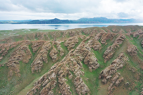 ◎ 六月三十日,航拍青海省果洛藏族自治州瑪多縣怪石谷。怪石谷位於果洛州冬格措納湖北岸一山谷中。因常年經受強烈風化、雪蝕,谷中山石怪異嶙峋、形態萬千。(無人機照片)(中新社記者馬銘言攝)