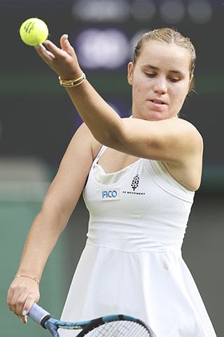 ◎ 七月三日,基蓮在比賽中發球。在英國倫敦舉行的溫布頓網球公開賽女子單打首輪比賽中,美國選手歌芙以一比二不敵同胞基蓮,止步首輪。(新華社記者 韓岩 攝)