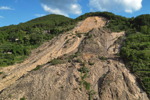 ◎ 七月五日,航拍重慶萬州長灘鎮一村莊山坡發生泥石流災害後的場景。據萬州區應急管理局消息,截至五日十時,降雨導致萬州區五橋、長嶺、白羊等三十六個鎮鄉街道受災,受災人口三萬七千二百二十六人,緊急避險轉移一萬一千五百七十八人,緊急轉移安置七百七十九人;因災死亡十五人,失蹤四人。記者從重慶市應急管理局獲悉,此輪降雨已導致重慶十九個區縣三百一十個鄉鎮(街道)遭受洪澇、地質災害。(無人機照片)(中新社)
