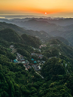 用無人機拍的武當山雲海和日出。