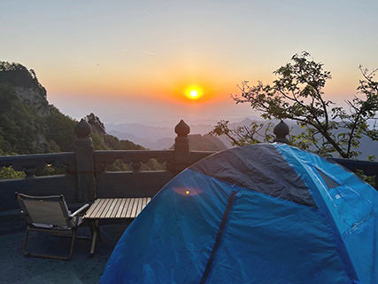 金頂露營地拍攝日出。