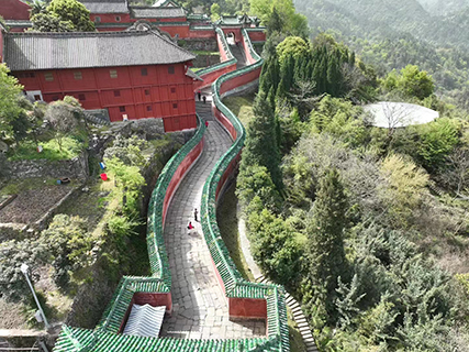 復真觀背依獅子山。