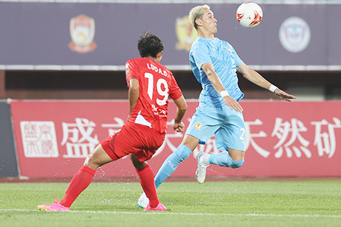 ◎ 七月八日,二0二三年中國足球協會甲級聯賽第十三輪,遼寧瀋陽城市主場迎戰四川九牛。比賽最終,遼寧瀋陽城市主場零比二不敵四川九牛。圖為四川九牛隊(藍衣)球員拜合拉木.阿卜杜在比賽中。(中新社)