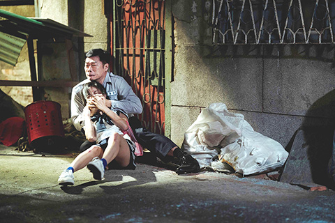 ◎ 台灣電視劇《地獄里長》首播後觀眾反應熱烈,官方粉絲團七月十日特別釋出「美好的製作旅程幕後花絮」。圖為馬力歐與邵奕玫拍攝行兇戲,兩人事前做足溝通準備與防護措施。(香港中通社圖片)