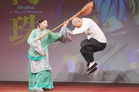 ◎ 台灣戲曲中心七月十一日舉行第六屆「戲曲夢工廠」記者會,六檔全新製作,包含掌中戲、說唱藝術、歌仔戲、京劇、現代戲劇等劇種,從八月十二日起至九月十七日,連續六個周末假日,在台灣戲曲中心多功能廳演出。圖為人力飛行劇團演出《荷珠》片段。(香港中通社圖片)