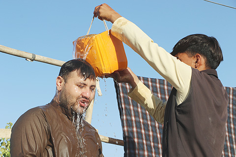 ◎ 世界氣象組織近日說,熱帶太平洋七年來首次形成厄爾尼諾條件,這可能導致全球氣溫飆升、破壞性天氣和氣候模式的出現。圖為七月十日,在阿富汗朱茲詹省,一名男子用冷水降溫。(新華社發 亞茲達尼 攝)