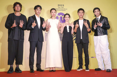 ◎ 七月十三日,大陸演員(左起)王傳君、李茂、王佳怡、宋洋、林哲熹出席第十四屆兩岸電影展開幕式。第十四屆兩岸電影展大陸八部電影於七月十三日至十七日在台北、台灣七部電影八月十四日至十八日於四川雅安舉行。(香港中通社圖片)