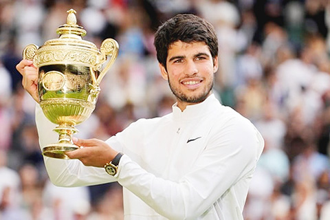 ◎ 溫布頓網球賽,二十歲的西班牙球手艾卡拉斯以盤數三比二擊敗爭取衛冕的三十六歲塞爾維亞球手祖高域,首次在溫網奪冠。(美聯社)