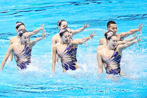 ◎ 七月十七日,中國隊在頒獎儀式上。在日本福岡舉行的二0二三年世界游泳錦標賽花樣游泳集體技巧自選決賽中,中國隊以二百三十八點零零三三分的成績獲得冠軍。(新華社記者 夏一方 攝)