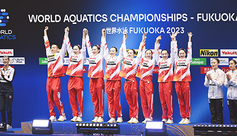 ◎ 七月十七日,中國隊在比賽中在日本福岡舉行的二0二三年世界游泳錦標賽花樣游泳集體技巧自選決賽中,中國隊以二百三十八點零零三三分的成績奪得冠軍後慶祝。(新華社記者 夏一方 攝)
