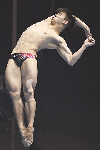 ◎ 七月二十日,龍道一在比賽中。在日本福岡舉行二0二三年世界游泳錦標賽跳水男子三米板決賽中,中國選手龍道一以四百九十九點七五分的成績獲得季軍。(新華社記者 許暢 攝)