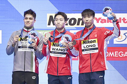 ◎ 七月二十日,冠軍中國選手王宗源(中)、亞軍墨西哥選手奧爾韋拉(左)和季軍中國選手龍道一在頒獎儀式上。在日本福岡舉行二0二三年世界游泳錦標賽跳水男子三米板決賽中,中國選手王宗源以五百三十八點一分的成績奪得冠軍。(新華社記者 許暢 攝)