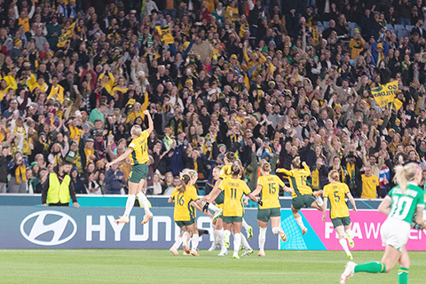 ◎ 澳洲女足首戰告捷,與球迷同喜。(新華社)