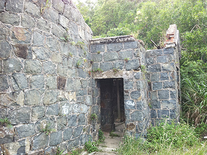 廢堡這一部份與平房相連。