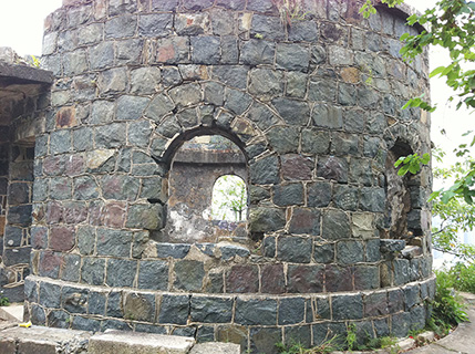 廢堡已經塌剩一層了。