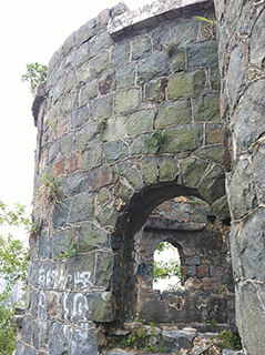 廢堡牆身被塗鴉。