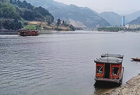 乘坐畫舫遊漢江。