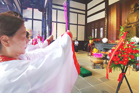 ◎ 七月二十六日,港澳台師生在福建省三明市尤溪縣持香祭拜朱子。(中新社記者 雷朝良 攝)