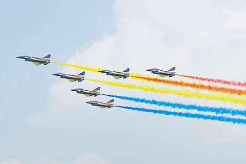 ◎ 七月二十六日,二0二三年空軍航空開放活動·長春航空展在吉林長春開幕。中國人民解放軍空軍八一飛行表演隊換裝殲10C後首次在國內公開亮相表演。(中新社)