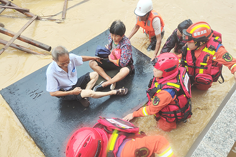 ◎ 七月二十八日,福建泉州,消防隊員轉移受困民眾。當日,今年第五號颱風「杜蘇芮」在福建泉州晉江沿海登陸,致福建泉州多處受災。(中新社發 泉州消防供圖)