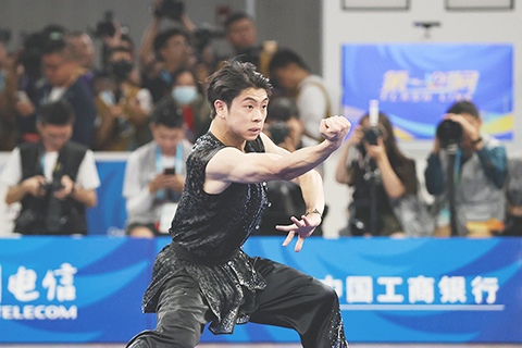 ◎ 七月二十九日,在成都舉行的第三十一屆世界大學生夏季運動會武術項目男子南拳比賽中,中國香港選手劉子龍以九點五七0分的成績獲得亞軍。(香港中通社圖片)