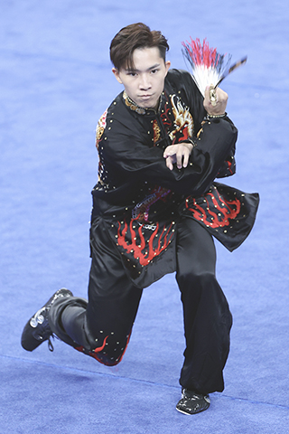 ◎ 七月二十九日上午,在成都舉行的第三十一屆世界大學生夏季運動會武術項目男子太極劍比賽中,中國香港選手許得恩以九點七二六分的成績獲得冠軍。(中新社記者 盛佳鵬 攝)