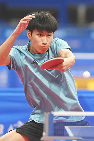 ◎ 七月二十九日,在成都舉行的第三十一屆世界大學生夏季運動會乒乓球團體賽第二輪比賽中,中國香港男團以二比三負於德國隊。圖為中國香港選手關文皓在比賽中。(中新社記者張浪攝)