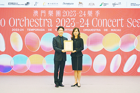 ◎ 社會文化司司長歐陽瑜向廖國敏頒授聘書。