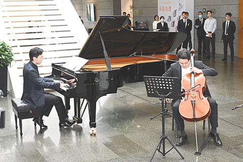 ◎ 廖國敏與澳門樂團大提琴首席呂佳向出席嘉賓獻奏。