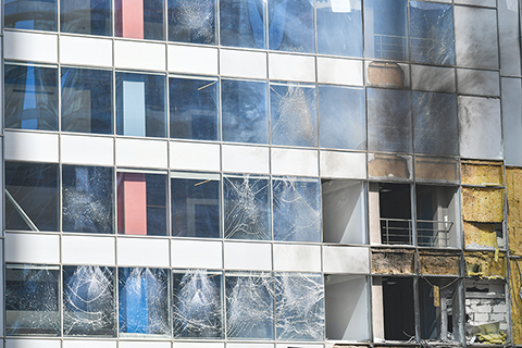 ◎ 俄羅斯國防部7月30日說,當天挫敗了烏克蘭方面對莫斯科的無人機襲擊。俄國防部說,當天清晨,共3架無人機襲擊莫斯科,其中一架無人機在莫斯科州上空被防空系統擊毀,另兩架無人機被電子壓制後失控,在非居民區墜毀。圖為當日,在俄羅斯莫斯科拍攝的被無人機襲擊的建築。(新華社記者 曹陽 攝)