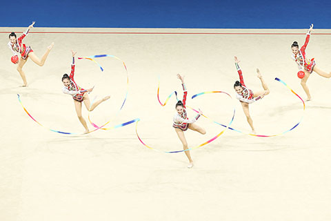 ◎ 七月三十一日,中國隊選手在比賽中,在成都舉行的第三十一屆世界大學生夏季運動會藝術體操項目集體三帶兩球決賽中,中國隊以二十七點七五0分的成績獲得銀牌。(新華社記者 張麗蕓 攝)